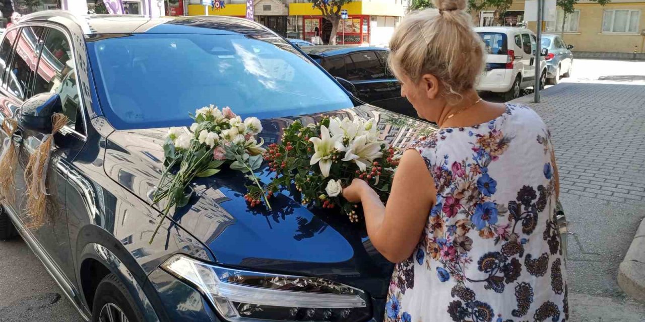 Düğün sezonuyla birlikte çiçekçilerde ‘gelin arabası’ yoğunluğu başladı