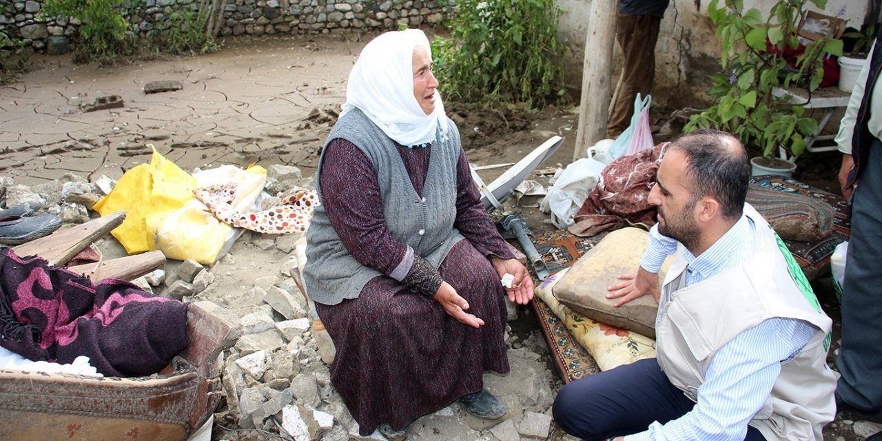 Ağrı Umut Kervanı Derneği, selin en çok zarar verdiği köye yardım ulaştırdı