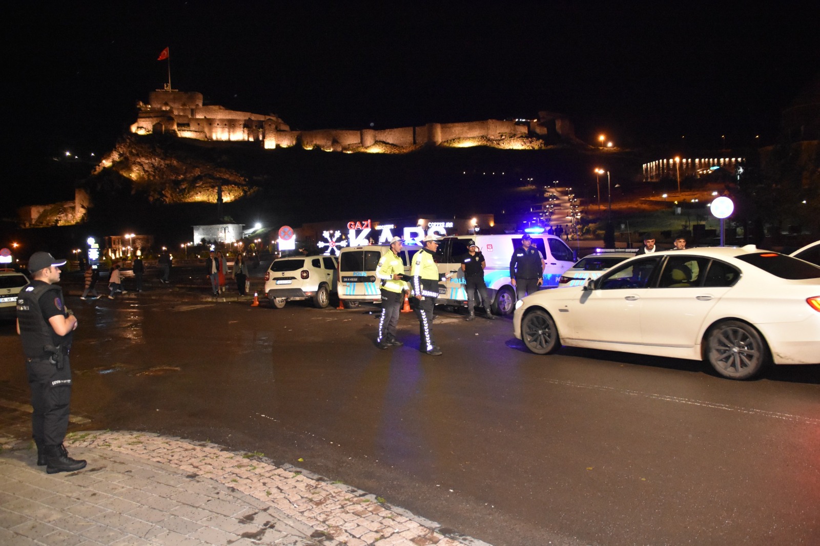 Emniyet ekiplerinden Kars'ta yoğun denetim: Huzur için görevdeler