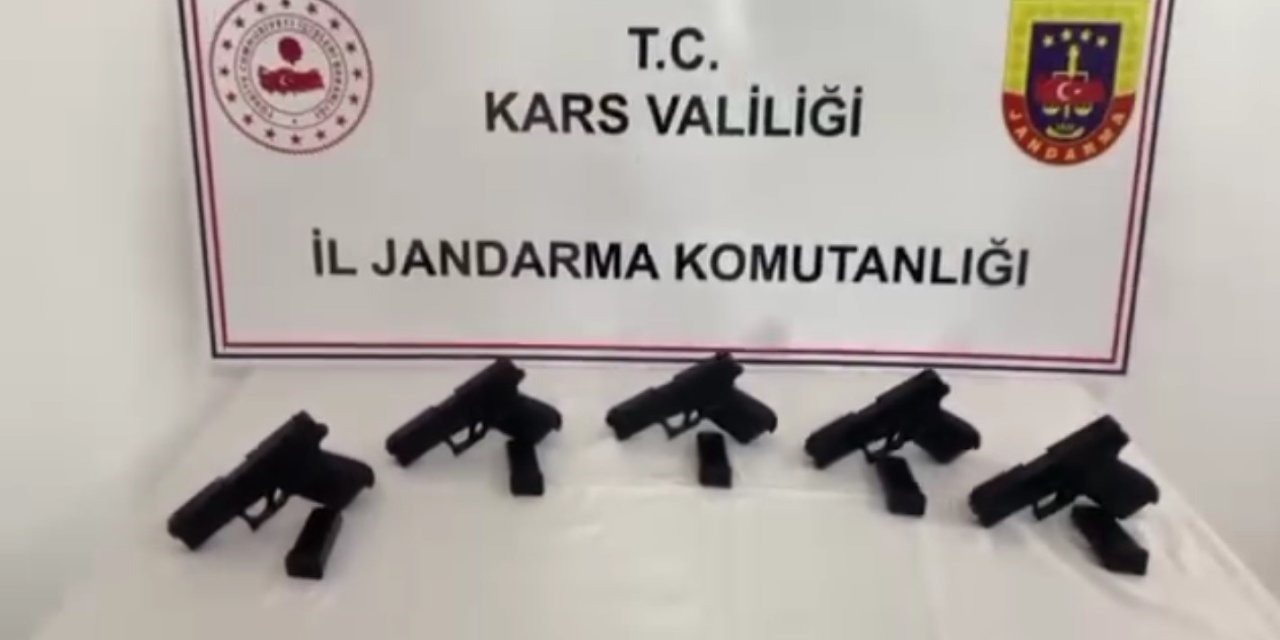 Kars’ta bir otobüste 5 silah ele geçirildi