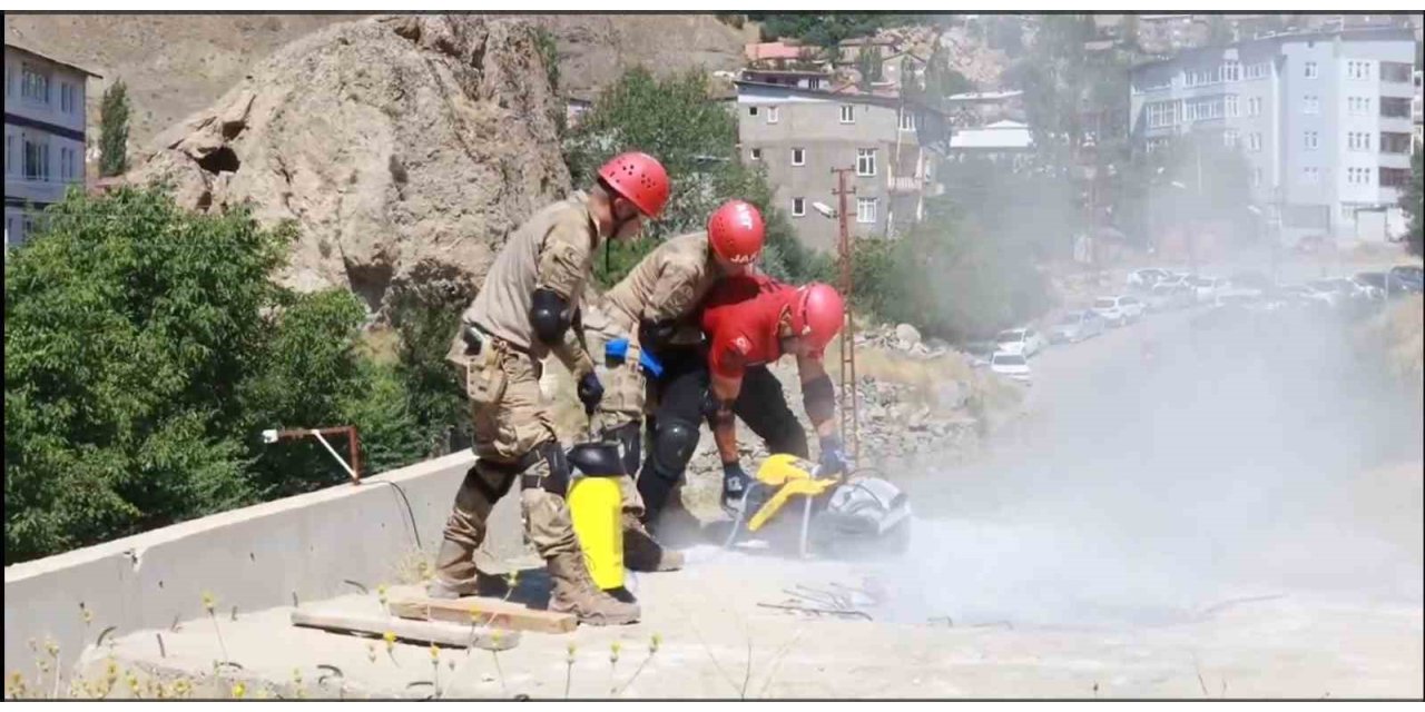 Hakkari’de 599 jandarma personeline deprem eğitimi