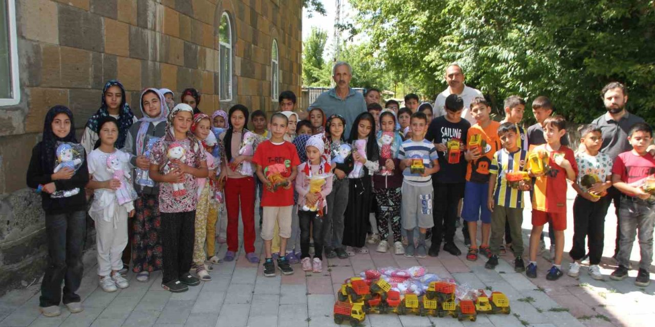 Mahalle muhtarından Kur’an kursu öğrencilerine oyuncak sürprizi