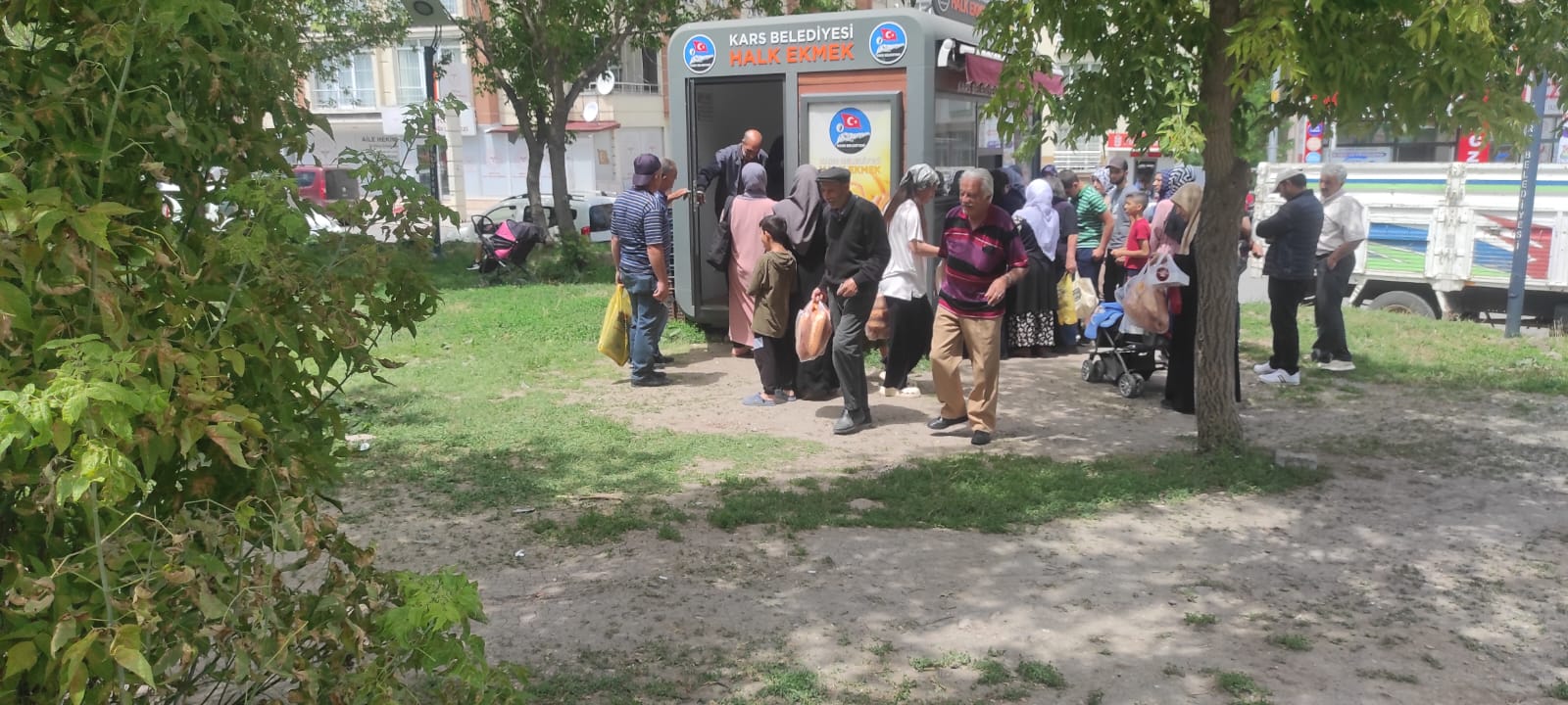 ​​​​​​​Kars'ta ekmek zammı sonrası Halk Ekmek Büfelerinde kuyruklar oluştu