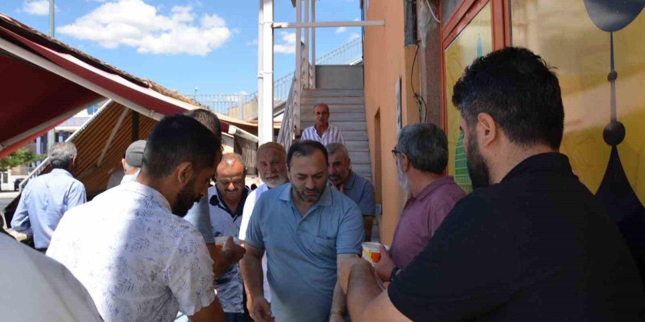 Tercan’da camii cemaatine aşure dağıtıldı