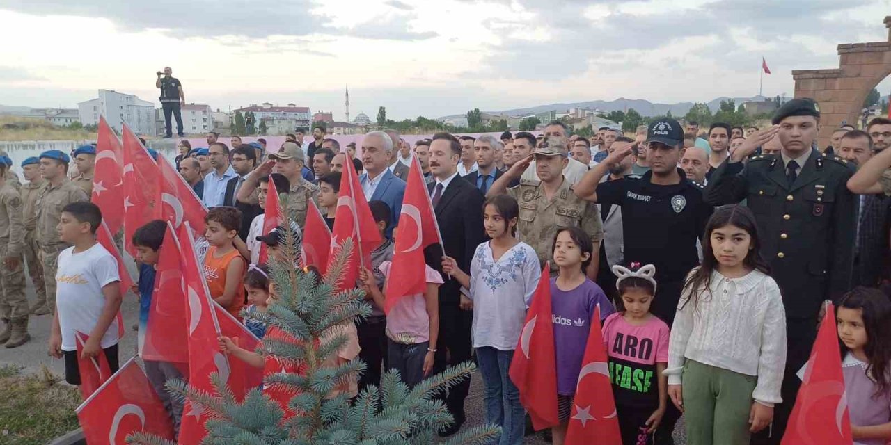 Malazgirt şehidini rahmetle andı, şehit edildiği yere karanfiller bırakıldı