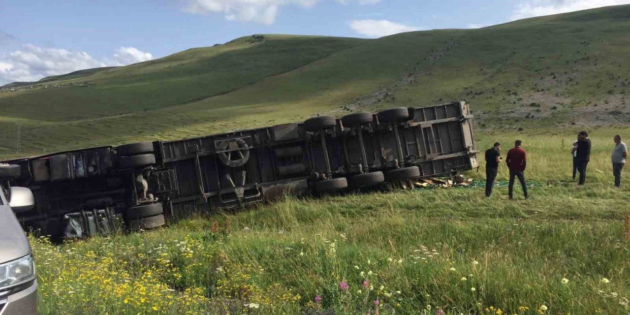 Ardahan’da tır devrildi: 1 yaralı