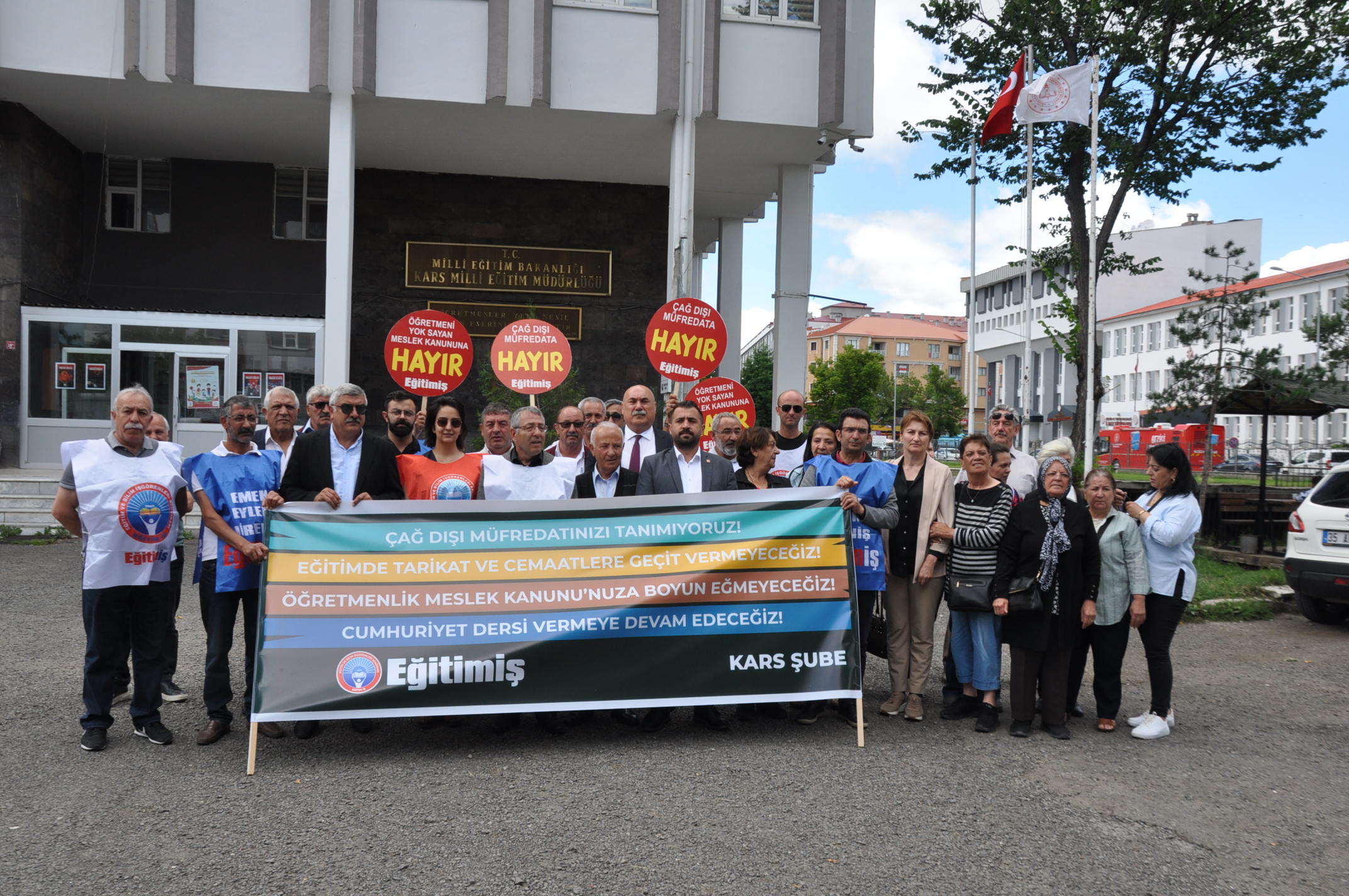 Eğitim İş Kars Şubesi: "Öğretmenliği bitirme kanununa asla boyun eğmeyeceğiz"