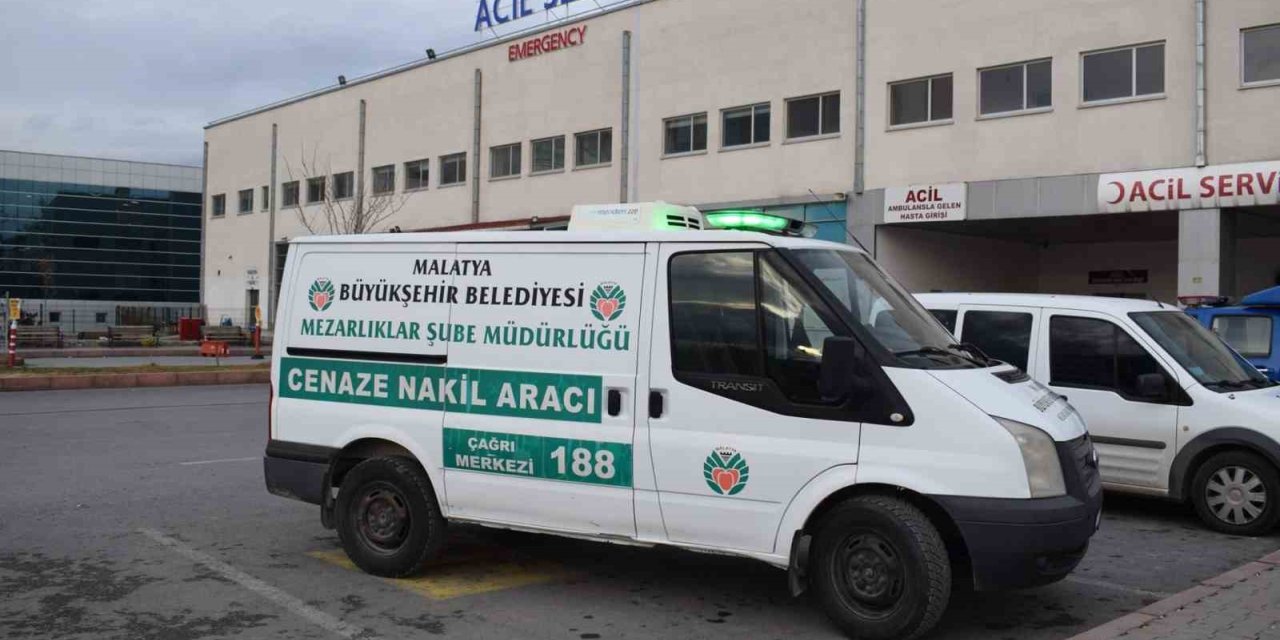 Ambulansın çarptığı kadın öldü