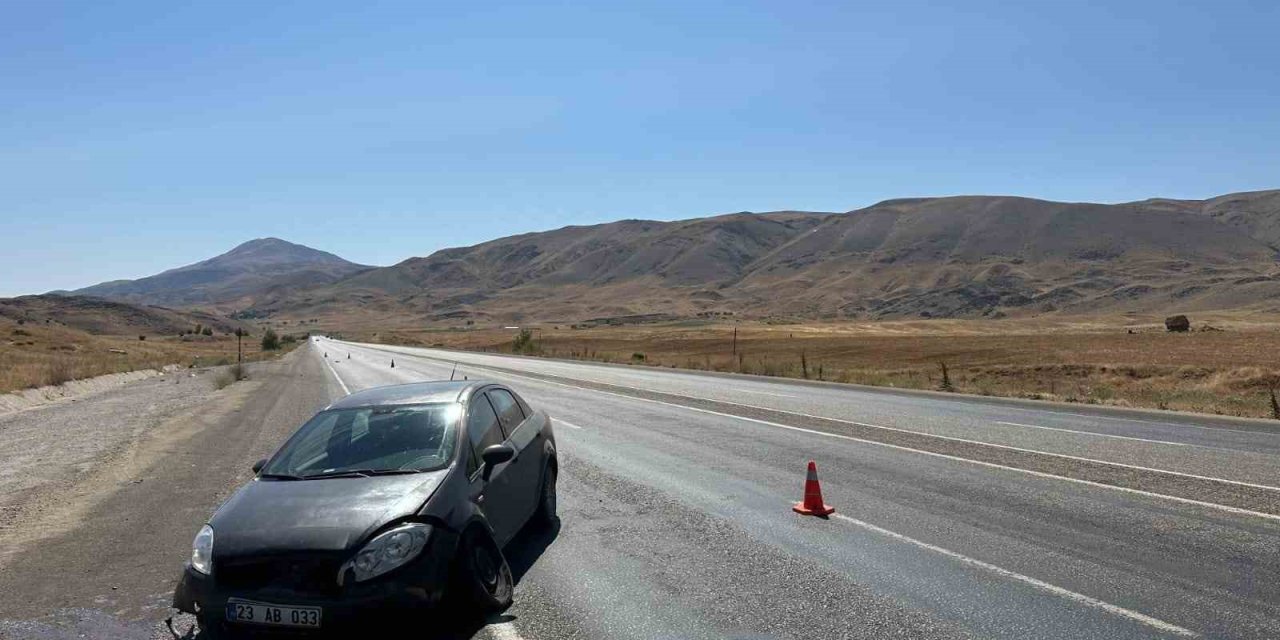 Tekeri patlayan otomobil su kanalına düştü