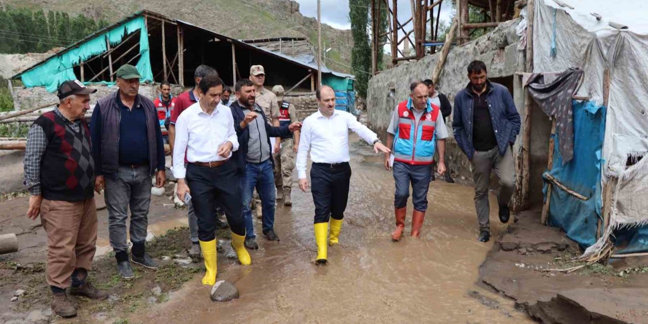 Oltu’da sağanak yağış sele dönüştü