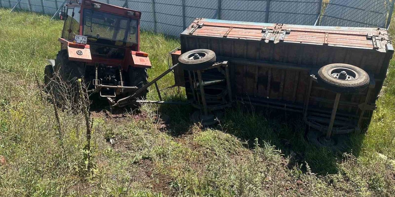 Kars’ta traktör römorku devrildi: 1 yaralı