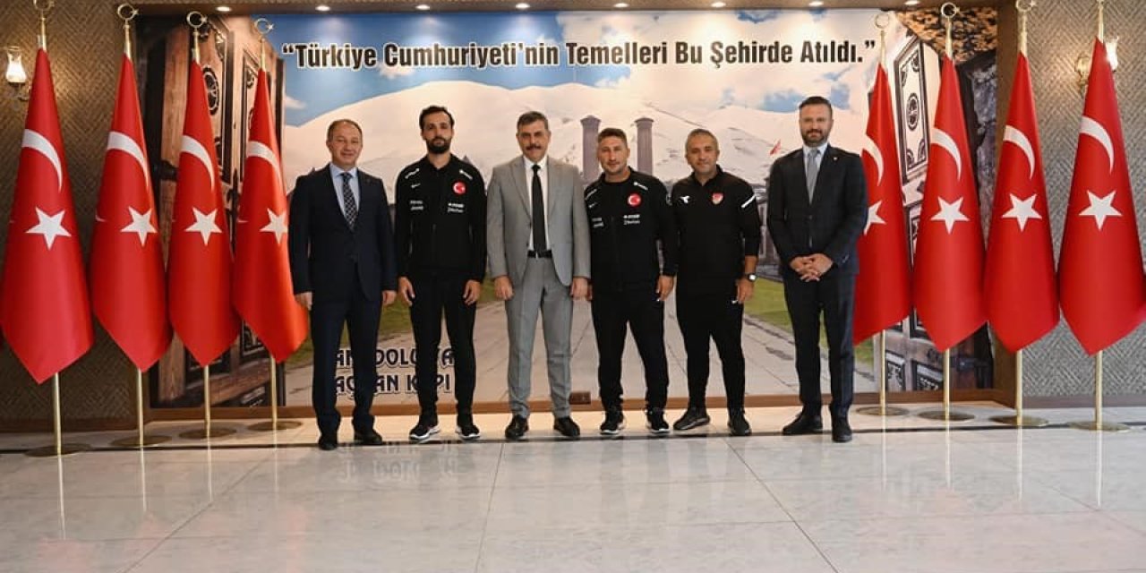 Sabri Sarıoğlu’ndan Vali Çiftçi’ye milli takım forması