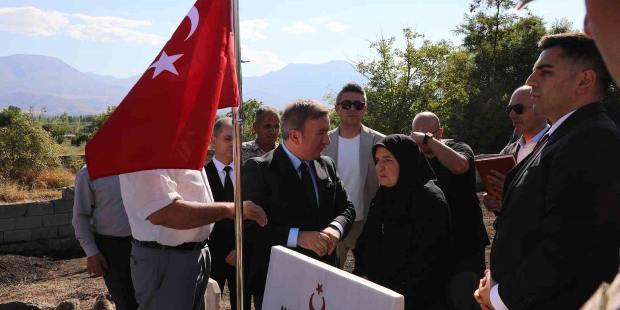 Şehit mezarına bayrak asma töreni düzenlendi