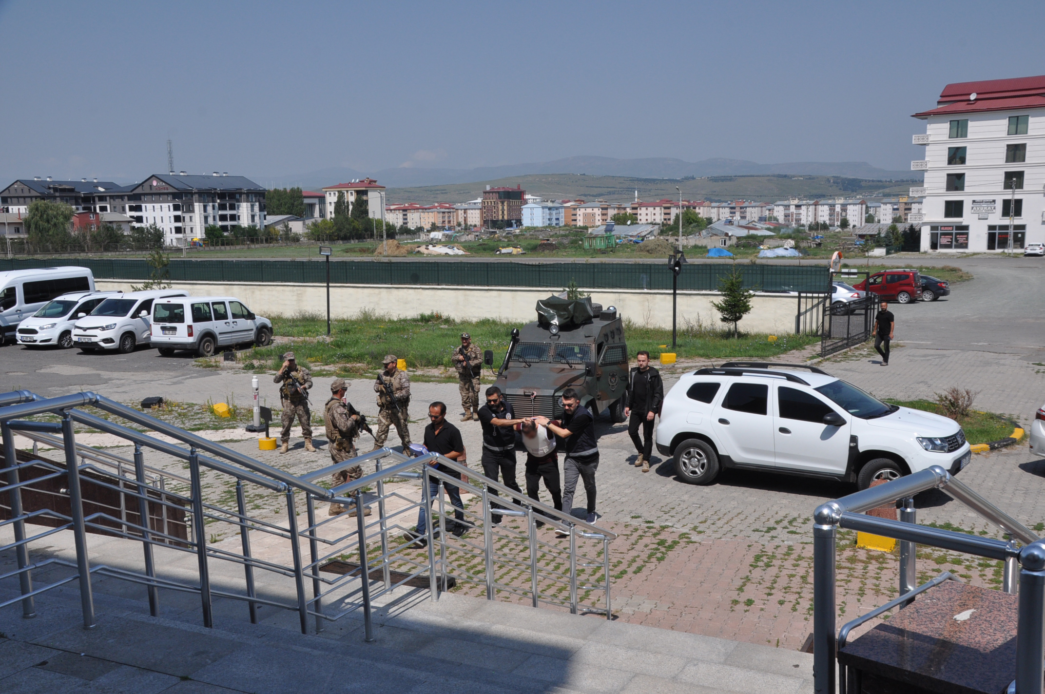 Kars'ta cinayet zanlısı yurtdışına kaçarken yakalandı