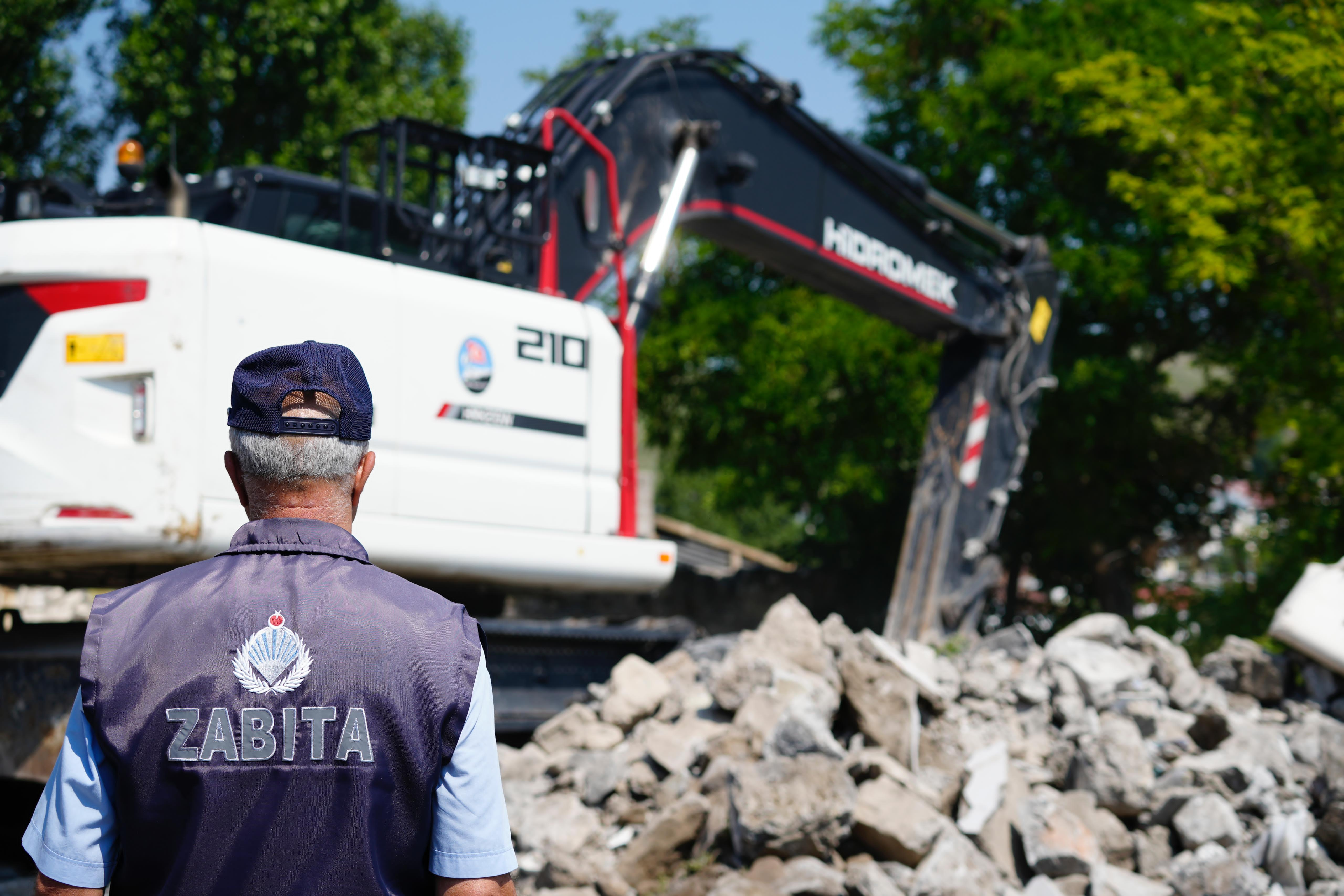 Kars'ta metruk binalar yıkılıyor