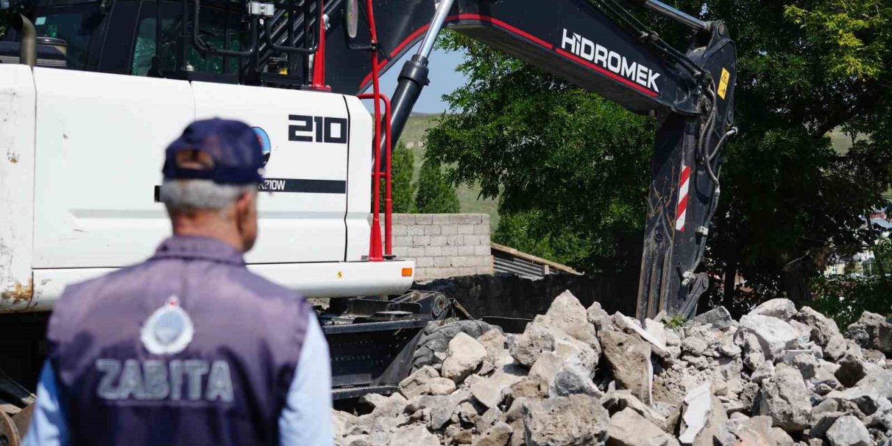 Kars belediyesi kenti metruk binalardan temizliyor