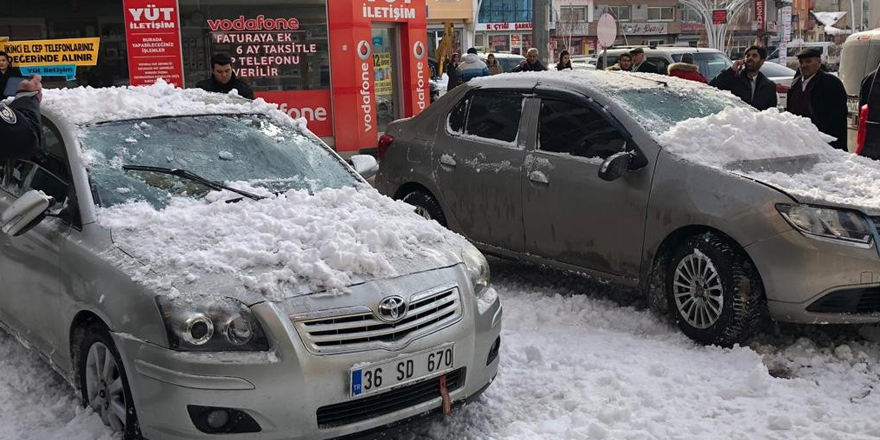 Sarıkamış’ta çatıdan düşen kar kütlesi araçlara zarar verdi 