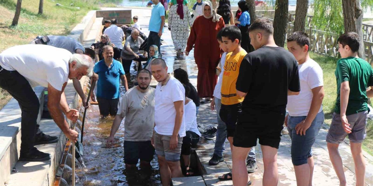 Kavurucu sıcakta Ekşisu buz gibi dondurdu