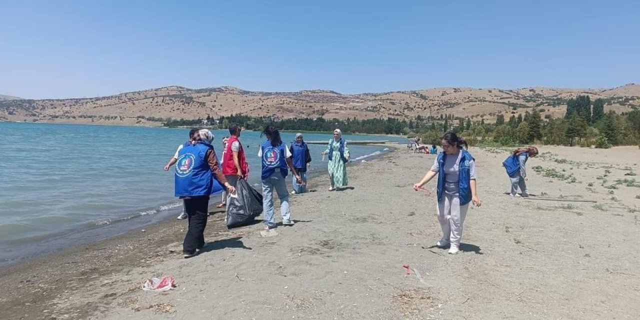 Elazığ’da gençler Hazar gölünde çevre temizliği yaptı