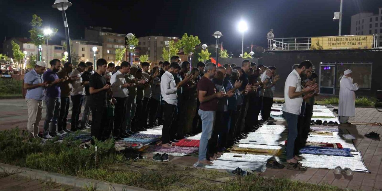 Muş’ta vatandaşlar Filistin için namaz kılıp dua etti