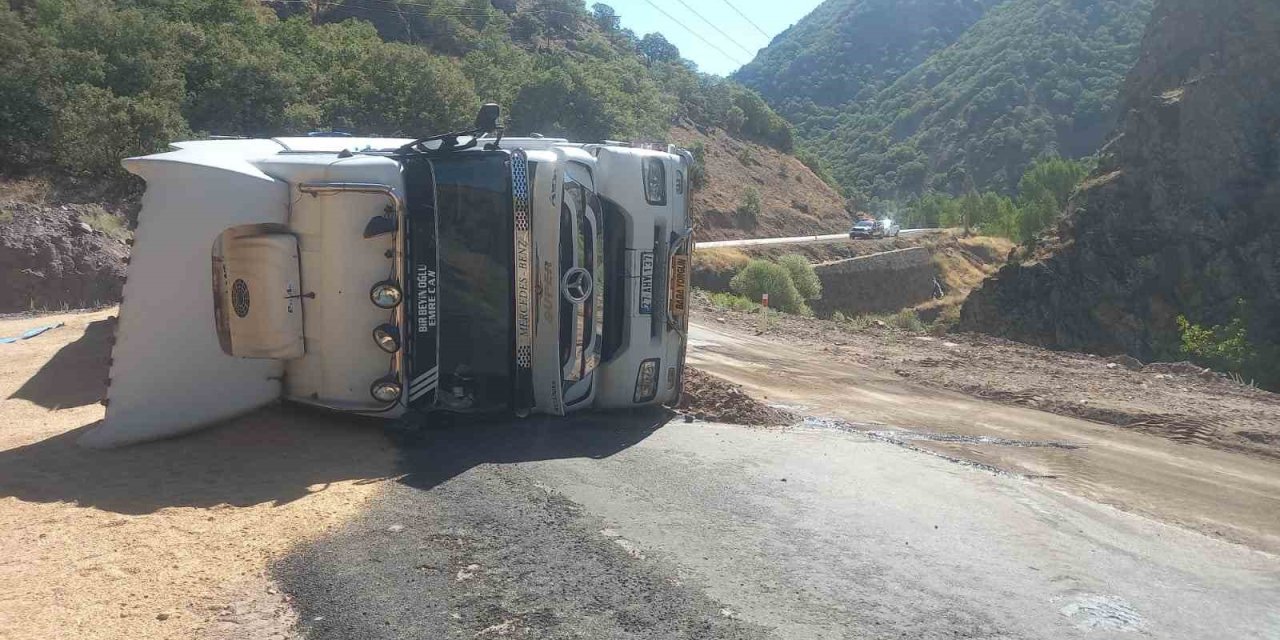 Tunceli’de, buğday yüklü tır devrildi