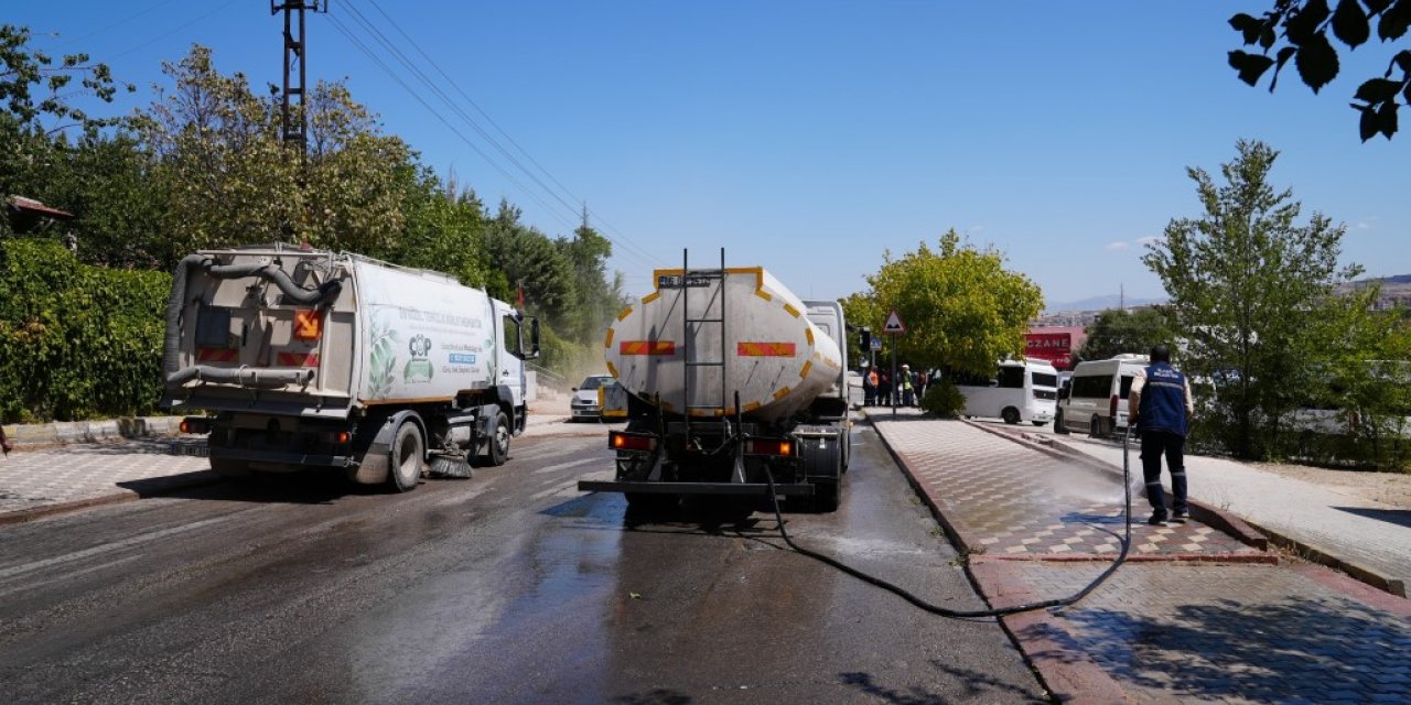 Elazığ Belediyesi, temizlik çalışmalarını sürdürüyor