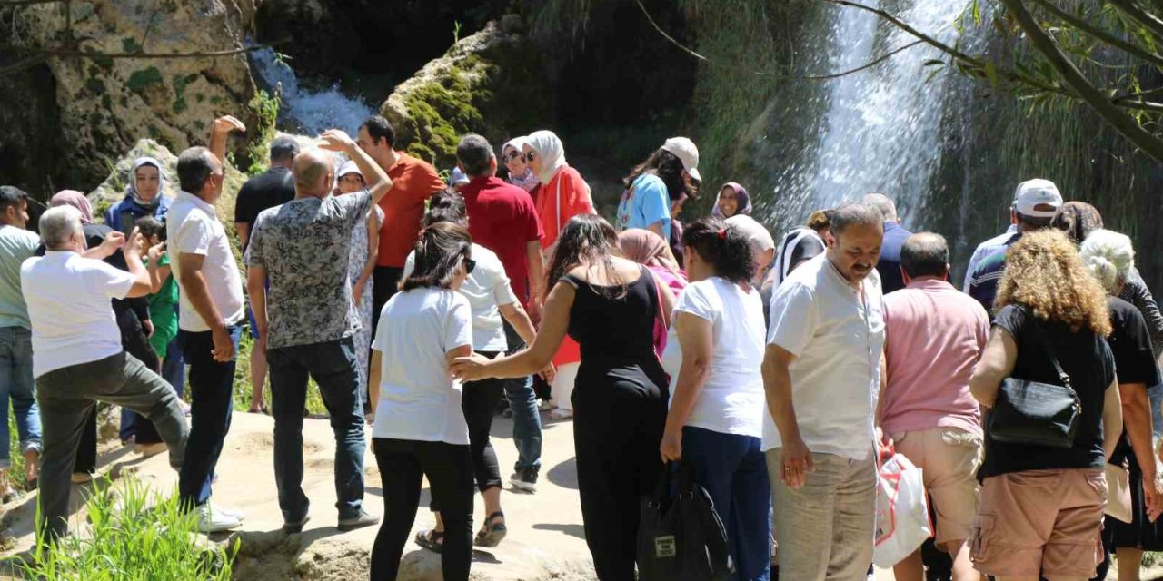 Sıcaktan kaçan şelalede serinledi