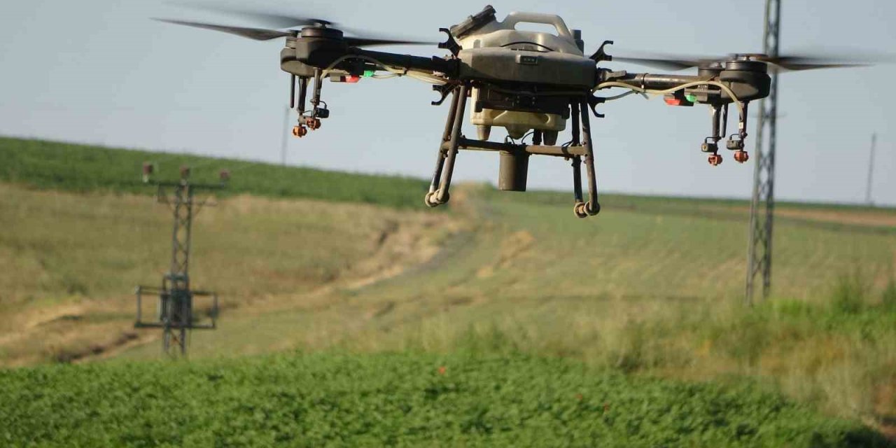 Bitlis’teki çiftçiler tasarruf için ilaçlamayı dronla yapıyor