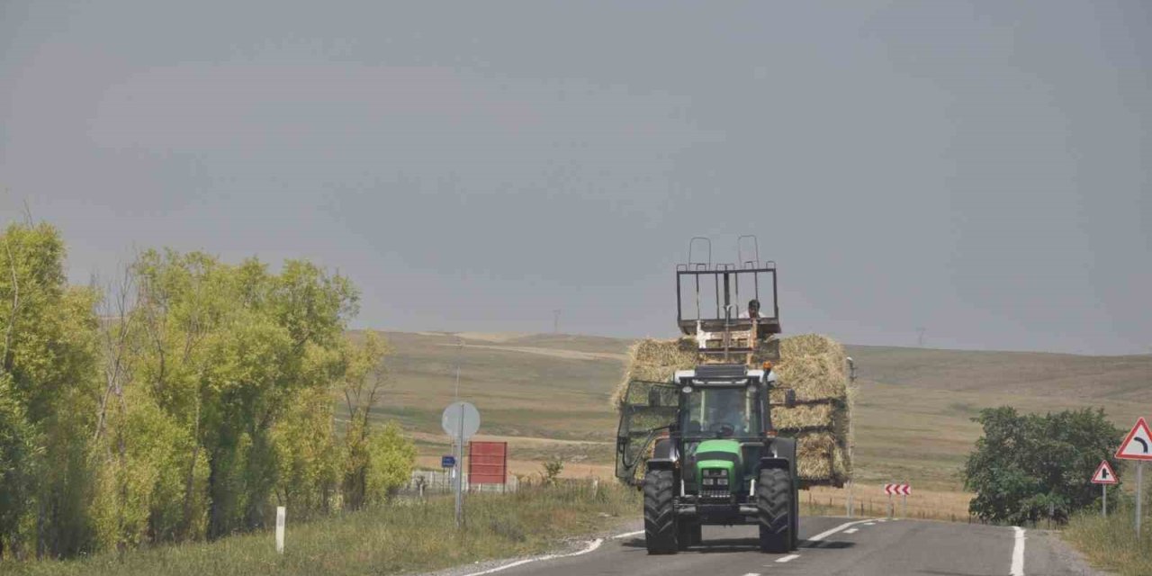 Kars’ta ot yüklü traktörler sürücülere zor anlar yaşatıyor