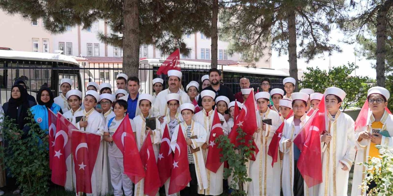 Hafız çocuklar, şehitlerin kabirleri başında Kur’an-ı Kerim okudu