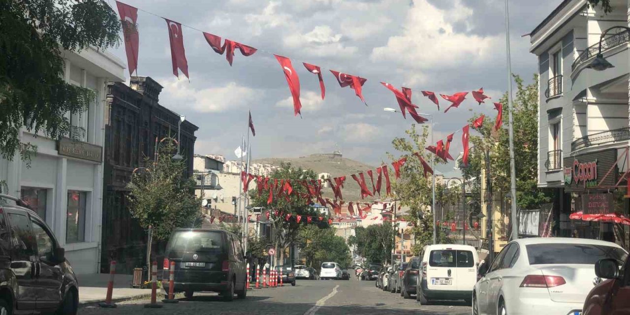 Kars’ta Zafer Bayramı öncesinde caddeler bayraklarla donatıldı