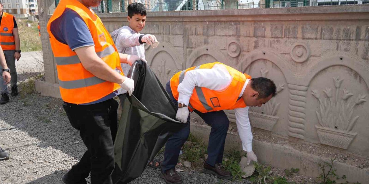 Kars Belediye Başkanı Senger, çevre temizliğine katıldı