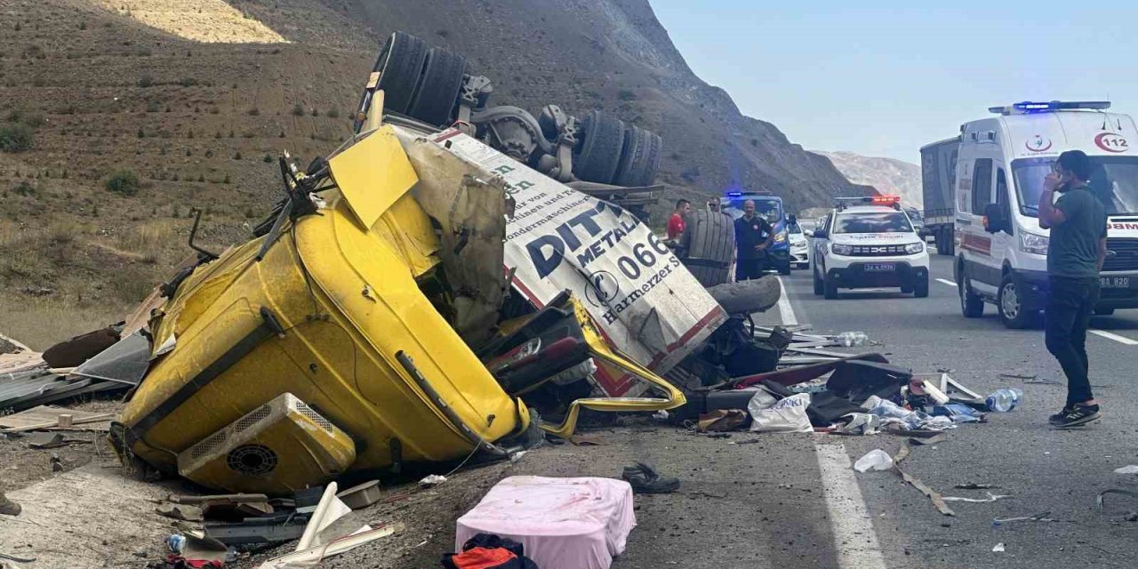 Erzincan’da 4 kişinin öldüğü kazanın nedeni tırın patlayan lastiği