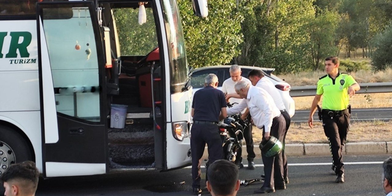 Yolcu otobüsüyle çarpışan motosikletteki şahıs hastanede vefat etti