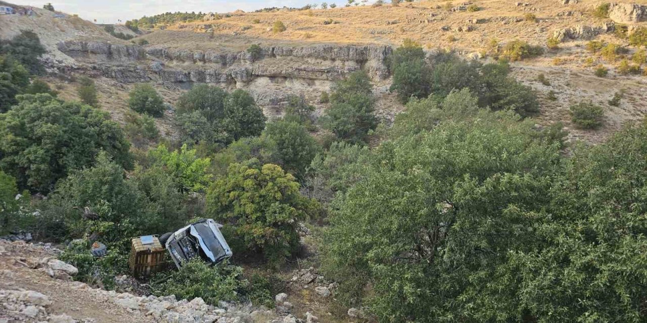 Kamyonet şarampole yuvarlandı, sürücü yaralandı