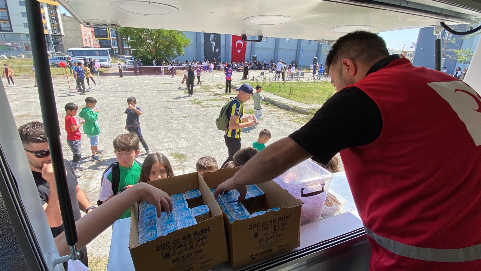 Türk Kızılay’ı Kars Şubesi şenlikte!