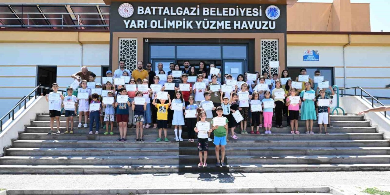 Battalgazi Belediyesi’nin "Yüzme Bilmeyen Kalmasın" projesiyle 110 çocuk yüzmeyi öğrendi