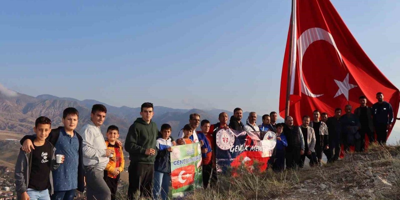 Oltu protokolü Sitare Dağı’na tırmandı