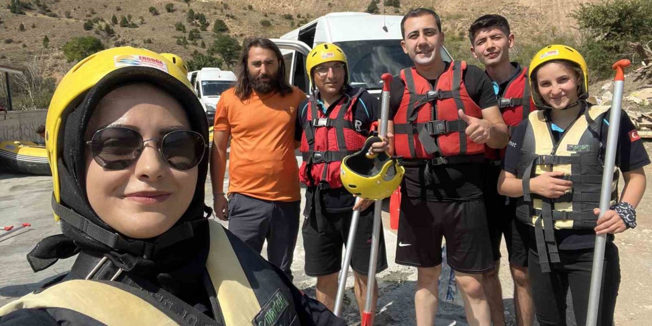 Kavurucu sıcaklarda rafting yaparak serinlediler