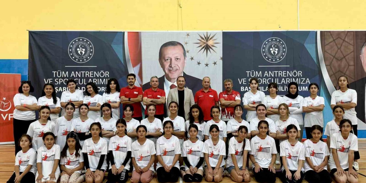 Ağrı’da hayata geçirilen ’Fabrika Voleybol’ ile genç yıldızlar yeteneklerini sergileyecek