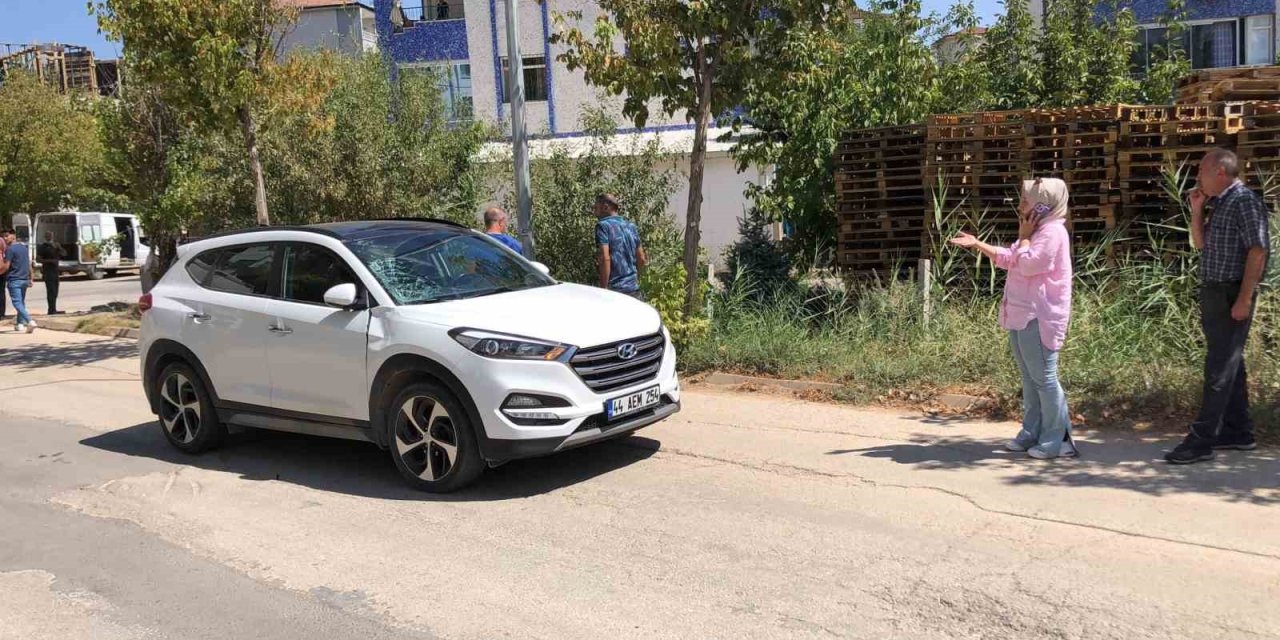 Uzaklaştırma kararı olan şahıs, eşinin aracının önüne kendi attı