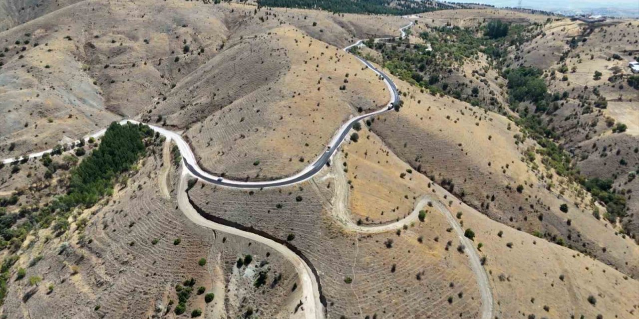 Elazığ Belediyesi, 8 mahallede sathi kaplama yol yapım çalışması gerçekleştiriyor