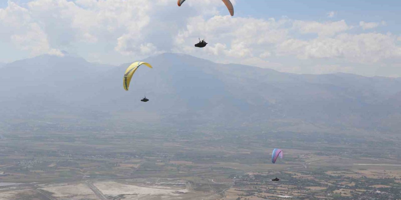 Erzincan’da gökyüzü paraşütçülerle şenlendi