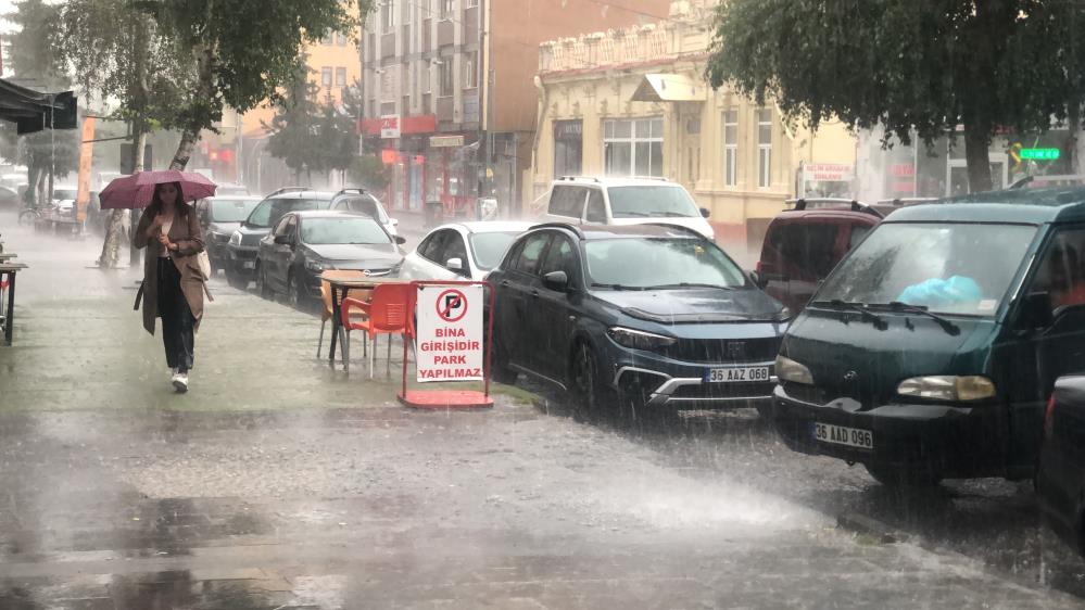 Kars’ta sağanak yağmur: Caddeler göle döndü