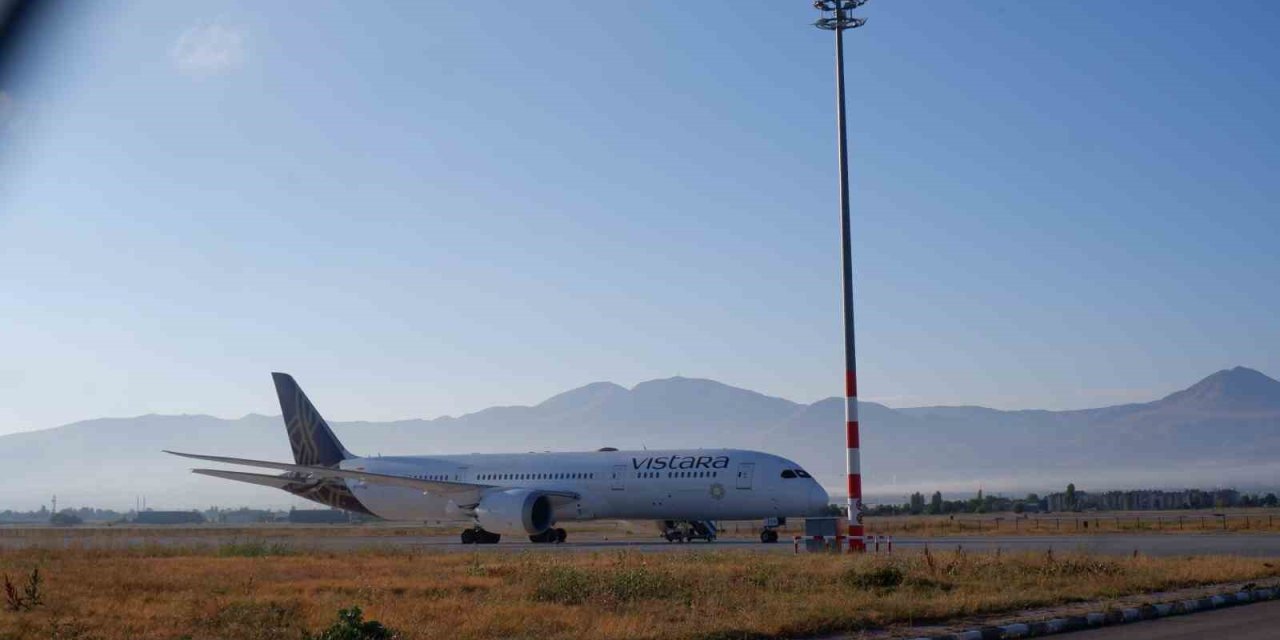 Hindistan uçağı yolcularının Erzurum’daki bekleyişi sürüyor