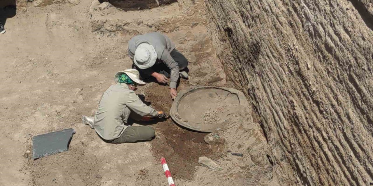 Ayanis Kalesi’nde 2 bin 700 yıllık 3 adet bronz kalkan bulundu