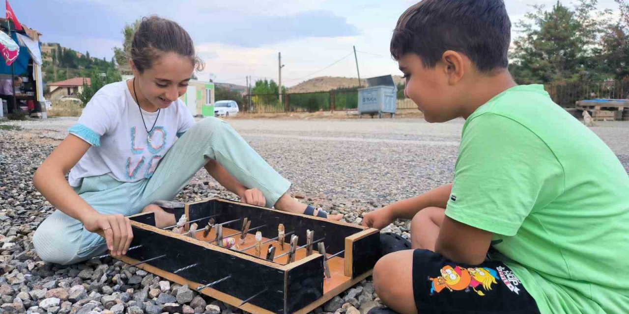 Çamaşır mandalı ile şişten yaptıkları langırt en büyük eğlenceleri oldu