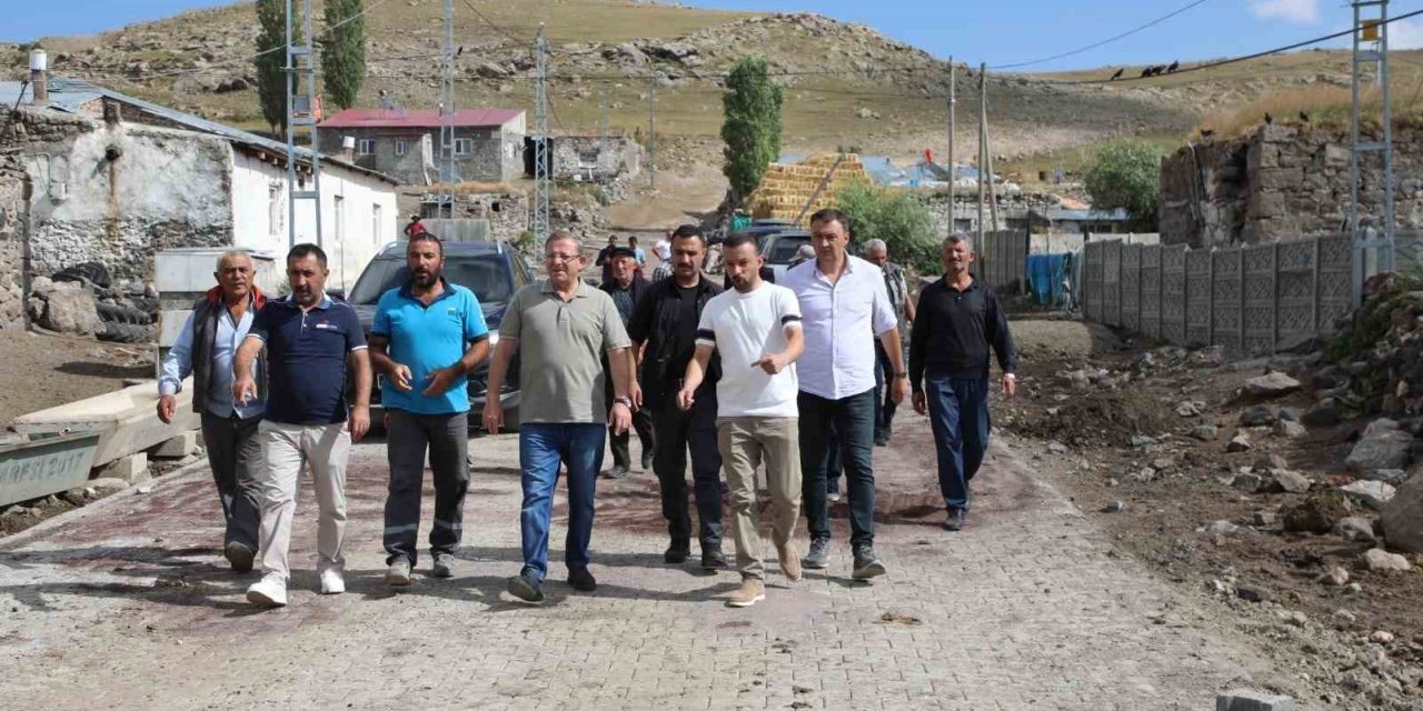 Kars’ta köy yollarına kilitli parke taş yapılıyor