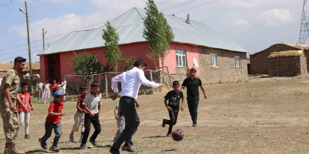 Hamur Kaymakamı Mahir, köy okullarında eğitim hazırlıklarını inceledi, çocuklarla futbol oynadı