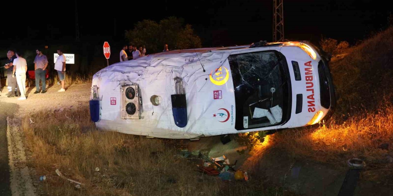 Elazığ’da ambulans şarampole devrildi: 3 yaralı